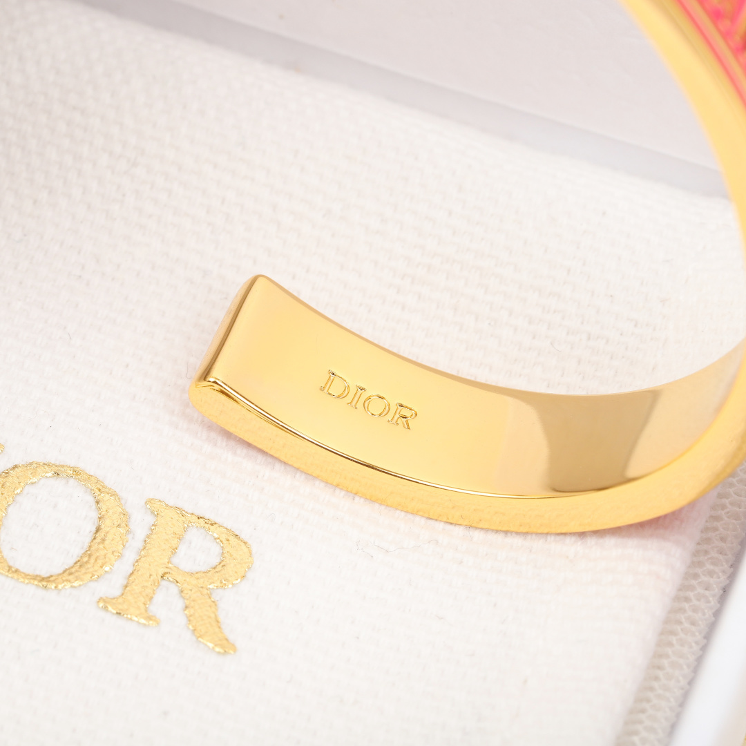 【】官网4100，量大咨询客Fu❗️【D字母开口手镯】个性时尚的经典黑金和白金搭配，叠戴太好看太高级了！