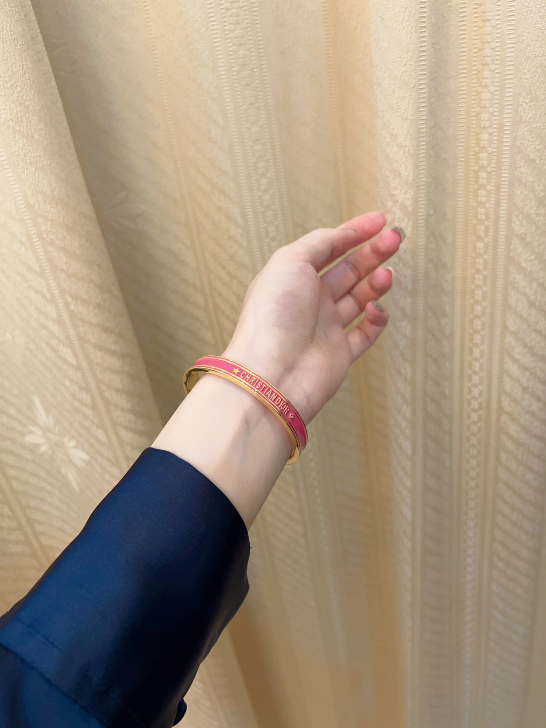 【】官网4100，量大咨询客Fu❗️【D字母开口手镯】个性时尚的经典黑金和白金搭配，叠戴太好看太高级了！