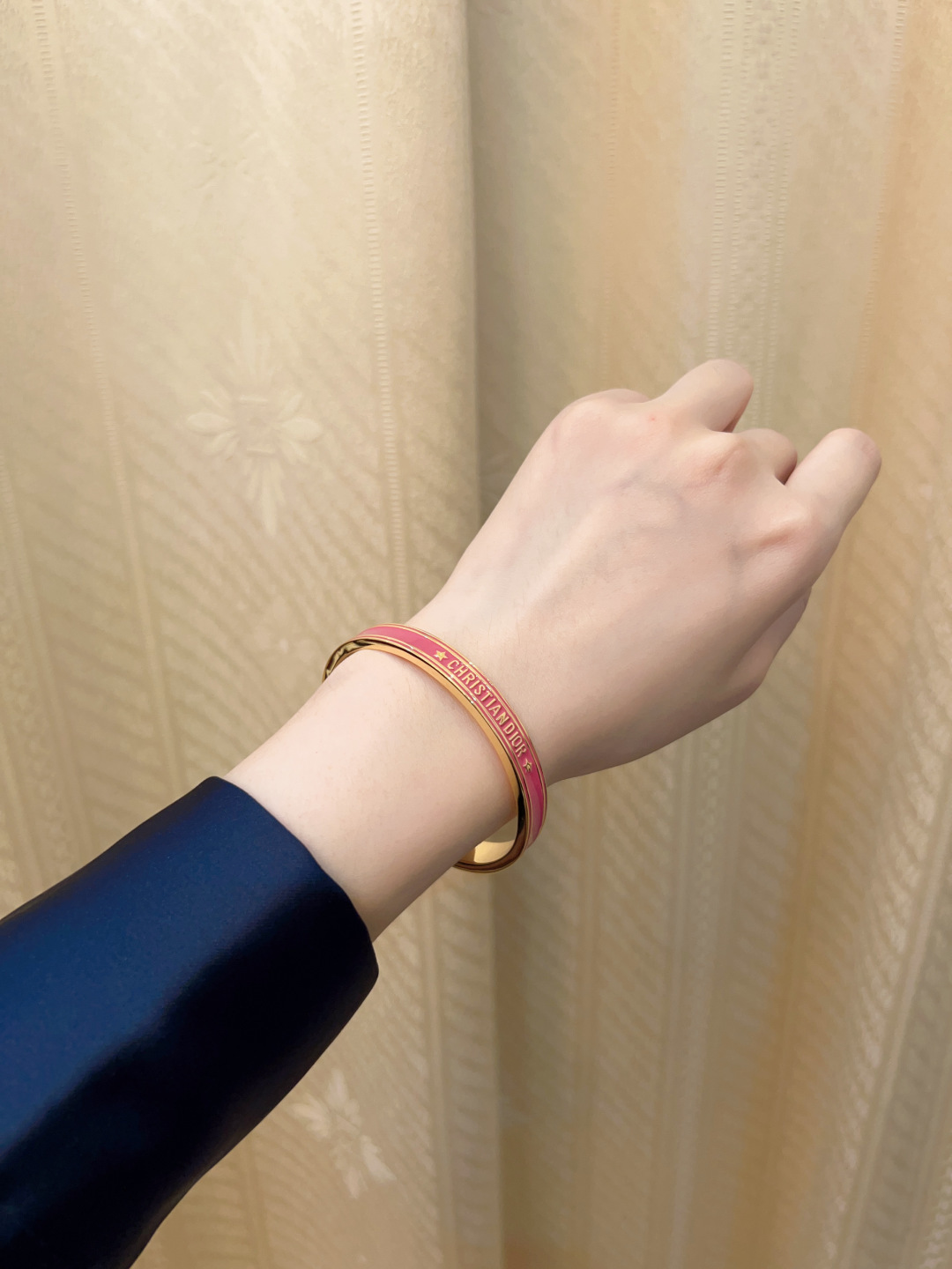 【】官网4100，量大咨询客Fu❗️【D字母开口手镯】个性时尚的经典黑金和白金搭配，叠戴太好看太高级了！