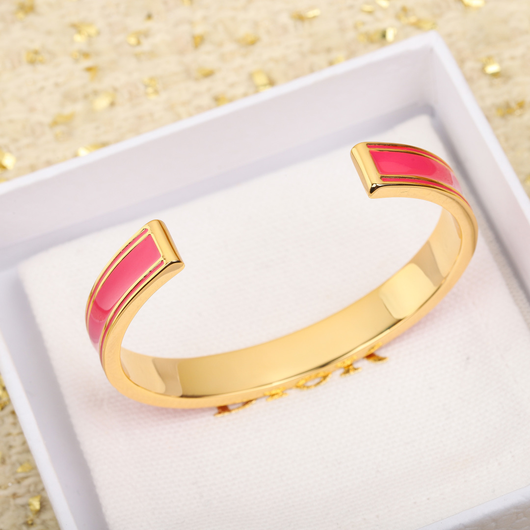 【】官网4100，量大咨询客Fu❗️【D字母开口手镯】个性时尚的经典黑金和白金搭配，叠戴太好看太高级了！