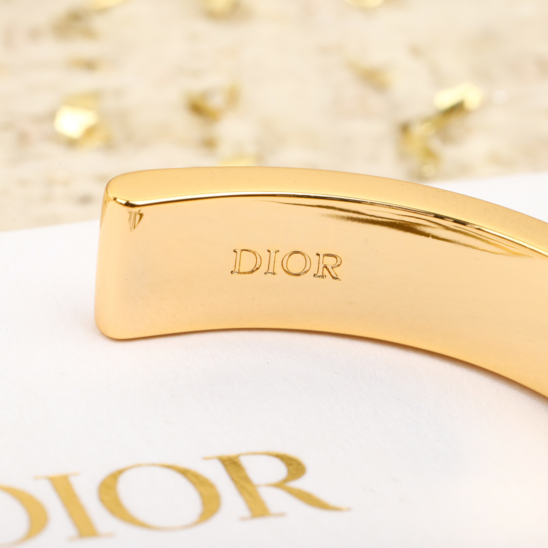 【】官网4100，量大咨询客Fu❗️【D字母开口手镯】个性时尚的经典黑金和白金搭配，叠戴太好看太高级了！