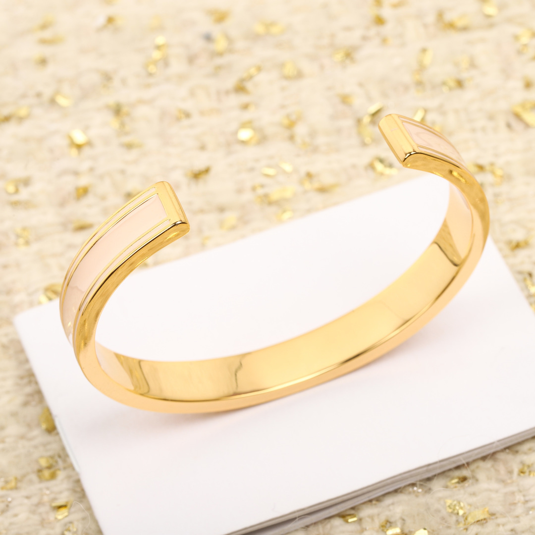 【】官网4100，量大咨询客Fu❗️【D字母开口手镯】个性时尚的经典黑金和白金搭配，叠戴太好看太高级了！