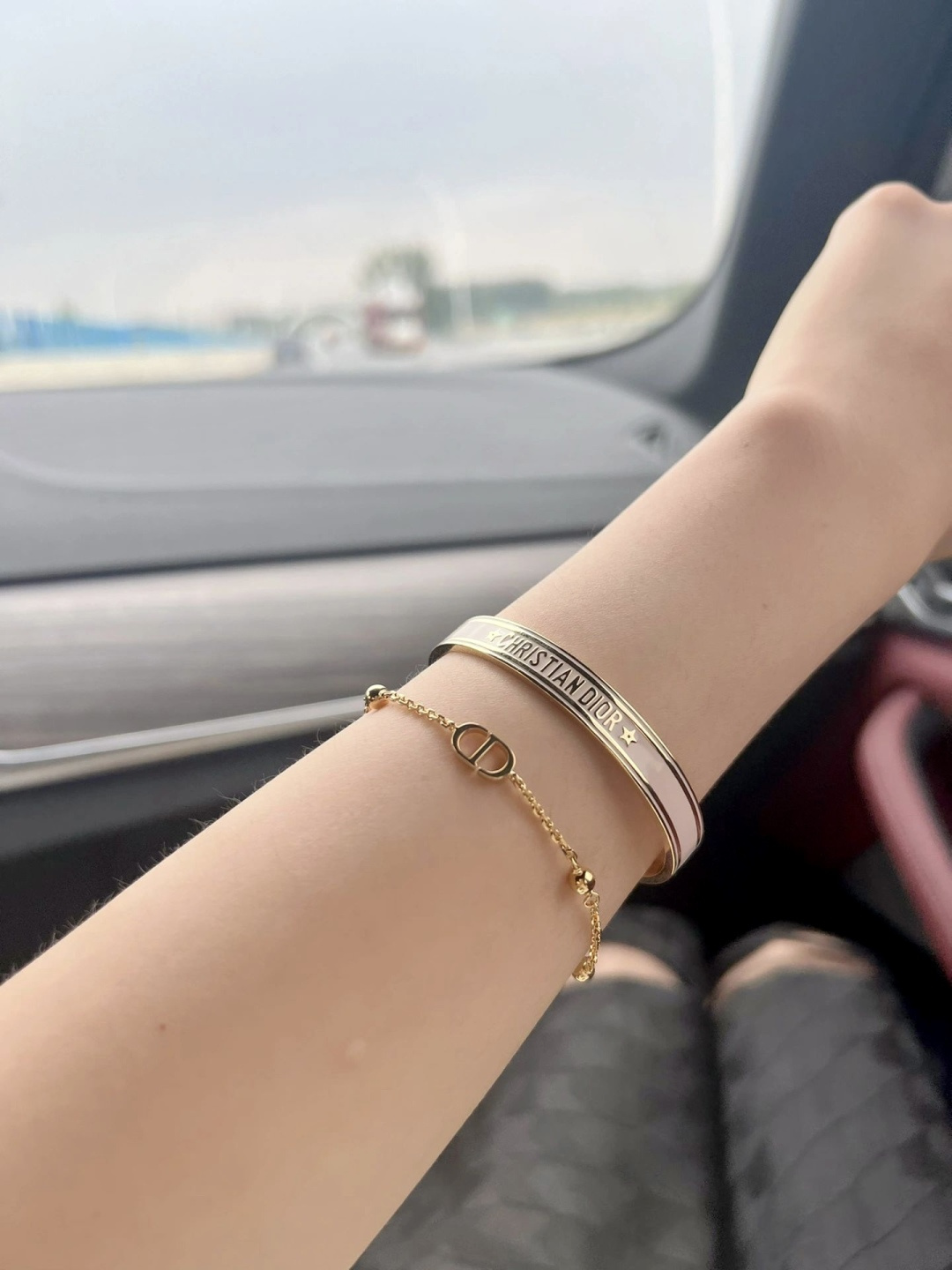 【】官网4100，量大咨询客Fu❗️【D字母开口手镯】个性时尚的经典黑金和白金搭配，叠戴太好看太高级了！