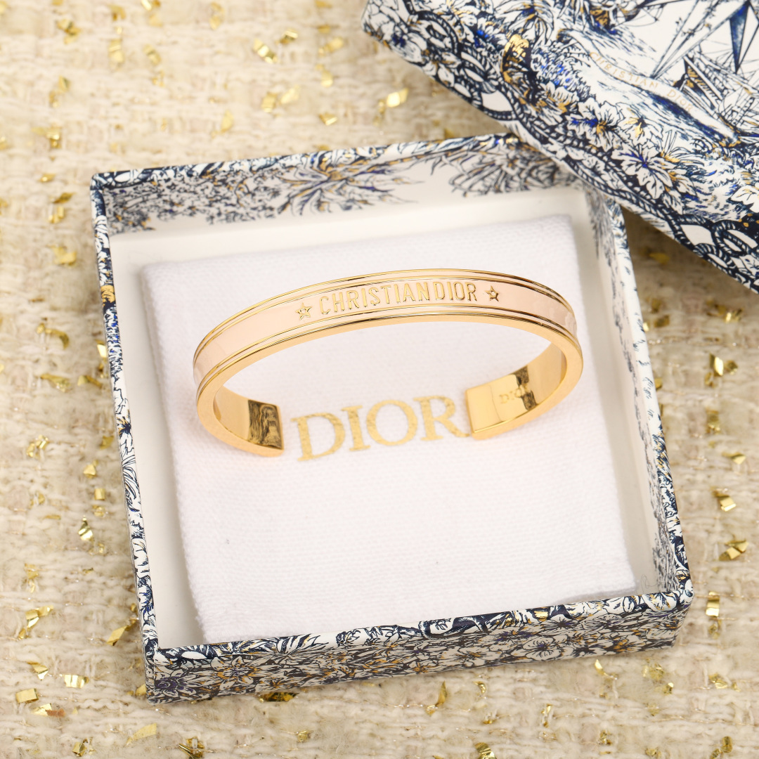 【】官网4100，量大咨询客Fu❗️【D字母开口手镯】个性时尚的经典黑金和白金搭配，叠戴太好看太高级了！