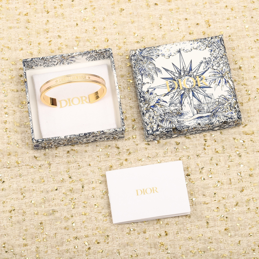 【】官网4100，量大咨询客Fu❗️【D字母开口手镯】个性时尚的经典黑金和白金搭配，叠戴太好看太高级了！