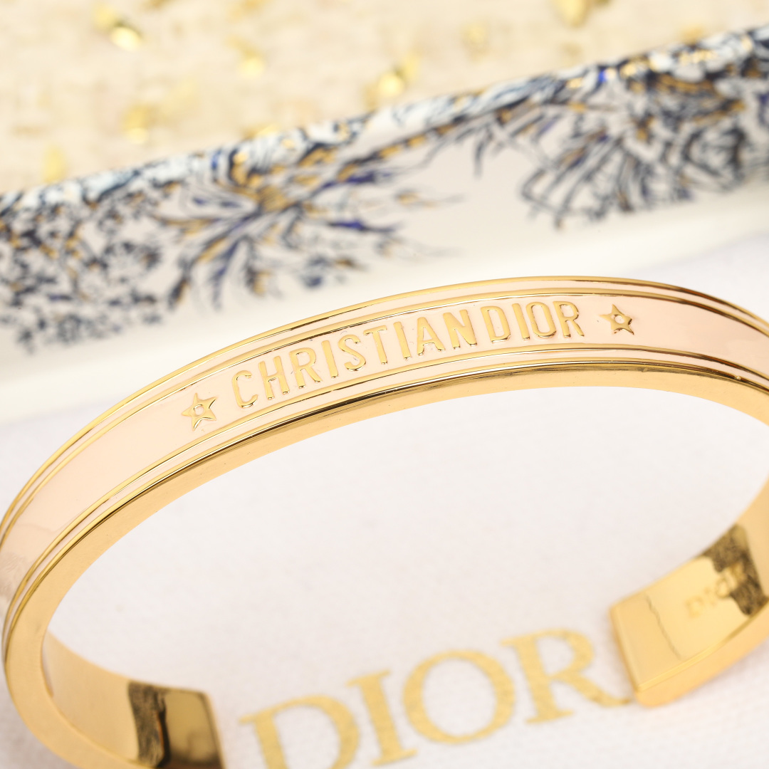 【】官网4100，量大咨询客Fu❗️【D字母开口手镯】个性时尚的经典黑金和白金搭配，叠戴太好看太高级了！