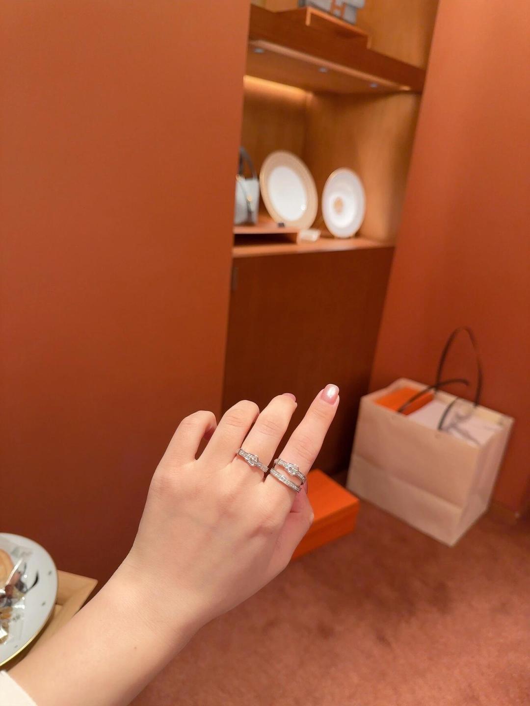 【】Etriviere 戒指 ，可订做18K真金真钻版，只做对版真金货，价询客Fu❗️明星、网红、名媛都