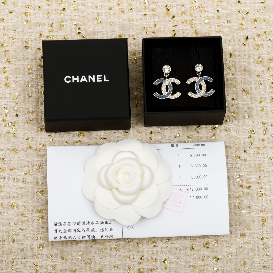 【】官网 5500！量大咨询客Fu❗️【香 小圆钻蓝色牛仔拼水钻双c耳环】26早春最。爆款仿牛仔系列❗️