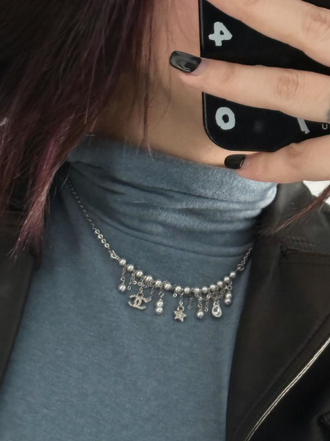 &yen; 140【我们出品】预售月底出货，ZP7920，量大咨询客Fu❗️

【香 珍珠星星水钻流苏项链】26C早春最新款系列！巨巨巨火爆🔥银色链条搭配经典双C+星星+水滴形水钻吊坠！设计感满满❗️不对称流苏吊坠灵动又有层次感💫无论单戴还是叠戴都很出彩！轻松点亮日常穿搭！时髦精们必入❗️