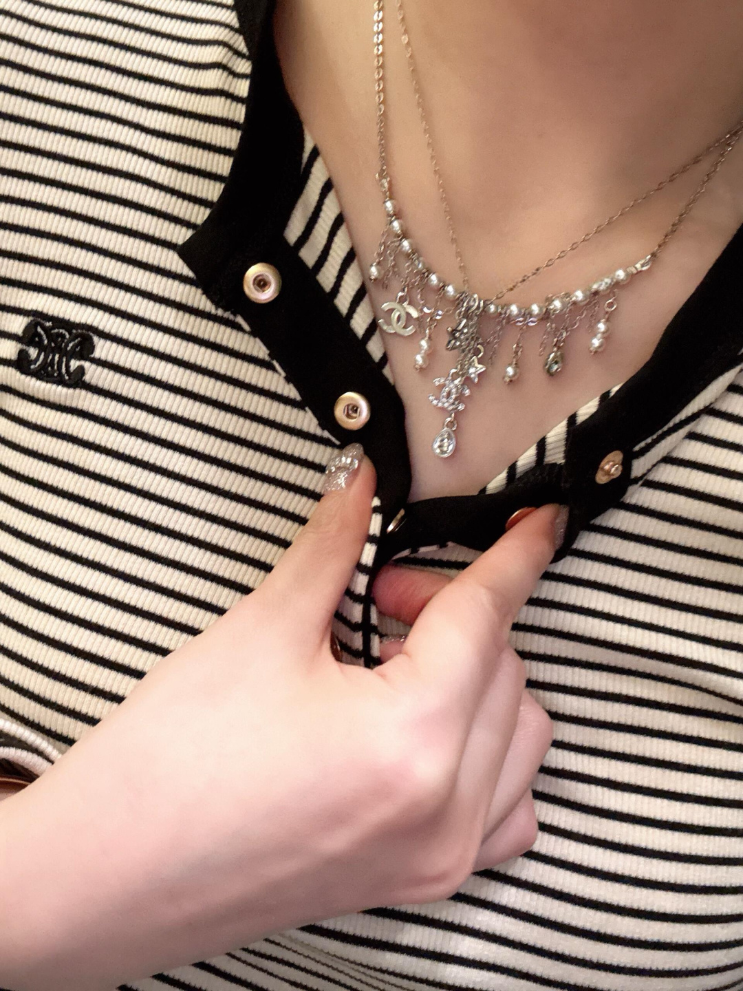 &yen; 140【我们出品】预售月底出货，ZP7920，量大咨询客Fu❗️

【香 珍珠星星水钻流苏项链】26C早春最新款系列！巨巨巨火爆🔥银色链条搭配经典双C+星星+水滴形水钻吊坠！设计感满满❗️不对称流苏吊坠灵动又有层次感💫无论单戴还是叠戴都很出彩！轻松点亮日常穿搭！时髦精们必入❗️