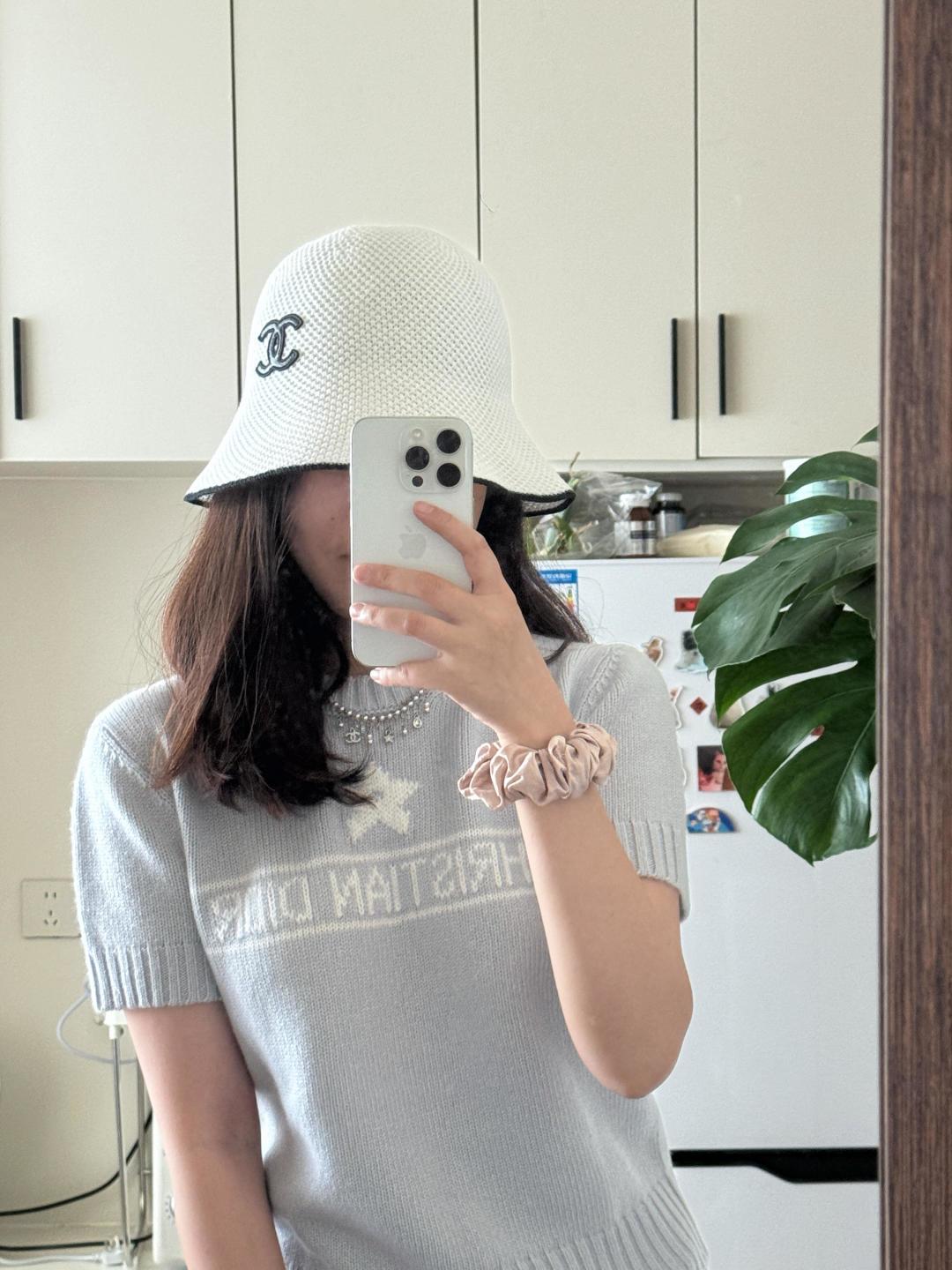 &yen; 140【我们出品】预售月底出货，ZP7920，量大咨询客Fu❗️

【香 珍珠星星水钻流苏项链】26C早春最新款系列！巨巨巨火爆🔥银色链条搭配经典双C+星星+水滴形水钻吊坠！设计感满满❗️不对称流苏吊坠灵动又有层次感💫无论单戴还是叠戴都很出彩！轻松点亮日常穿搭！时髦精们必入❗️