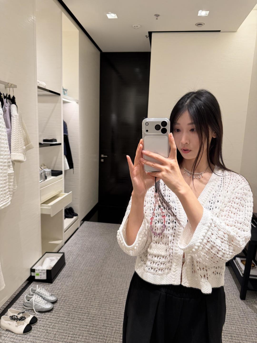 &yen; 140【我们出品】预售月底出货，ZP7920，量大咨询客Fu❗️

【香 珍珠星星水钻流苏项链】26C早春最新款系列！巨巨巨火爆🔥银色链条搭配经典双C+星星+水滴形水钻吊坠！设计感满满❗️不对称流苏吊坠灵动又有层次感💫无论单戴还是叠戴都很出彩！轻松点亮日常穿搭！时髦精们必入❗️