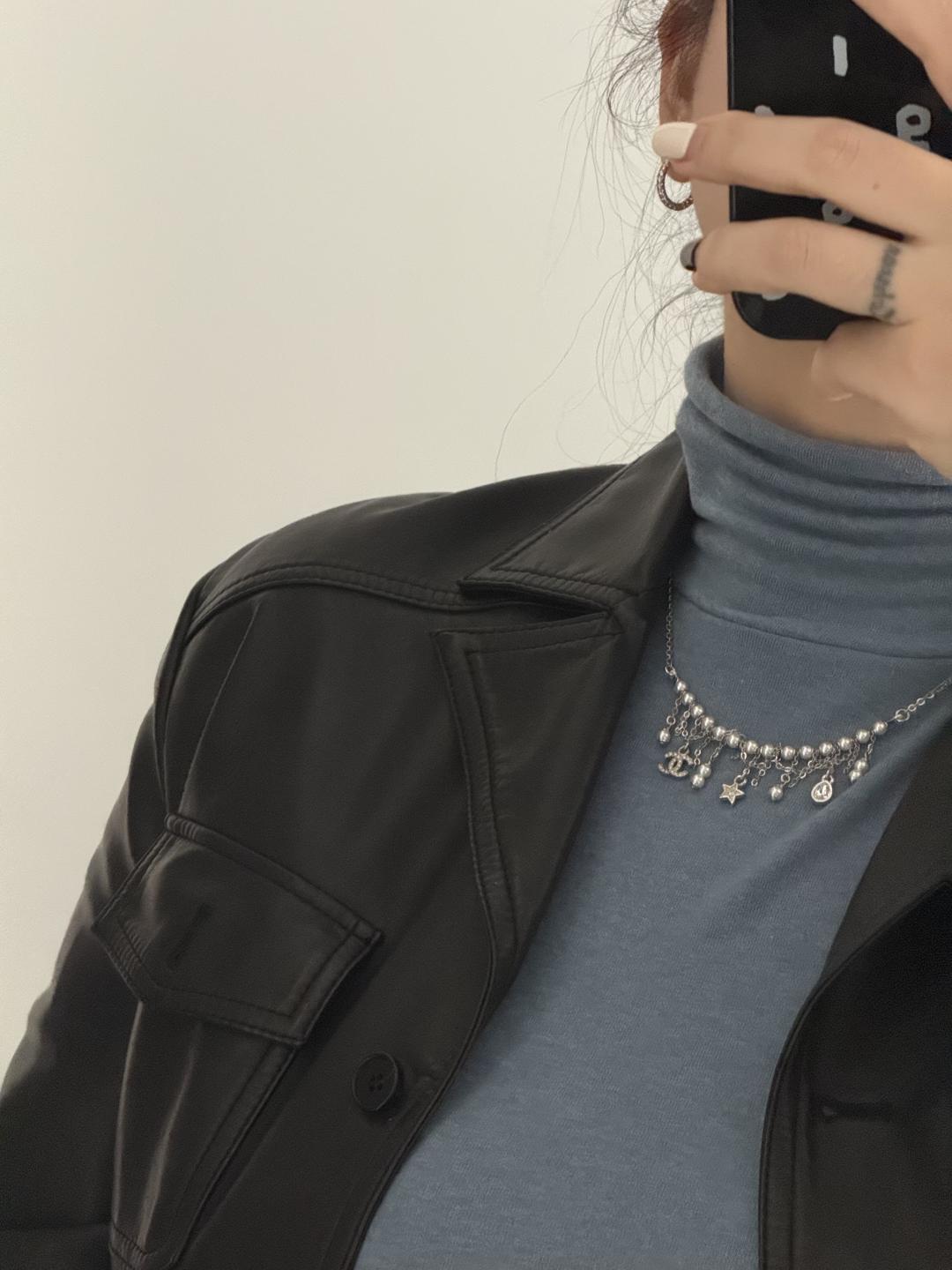 &yen; 140【我们出品】预售月底出货，ZP7920，量大咨询客Fu❗️

【香 珍珠星星水钻流苏项链】26C早春最新款系列！巨巨巨火爆🔥银色链条搭配经典双C+星星+水滴形水钻吊坠！设计感满满❗️不对称流苏吊坠灵动又有层次感💫无论单戴还是叠戴都很出彩！轻松点亮日常穿搭！时髦精们必入❗️