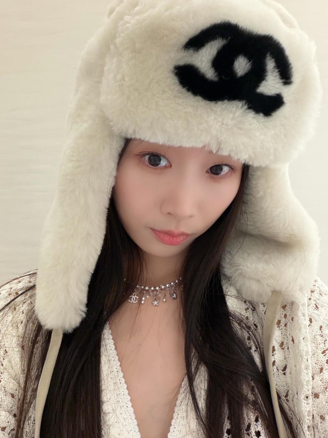 &yen; 140【我们出品】预售月底出货，ZP7920，量大咨询客Fu❗️

【香 珍珠星星水钻流苏项链】26C早春最新款系列！巨巨巨火爆🔥银色链条搭配经典双C+星星+水滴形水钻吊坠！设计感满满❗️不对称流苏吊坠灵动又有层次感💫无论单戴还是叠戴都很出彩！轻松点亮日常穿搭！时髦精们必入❗️