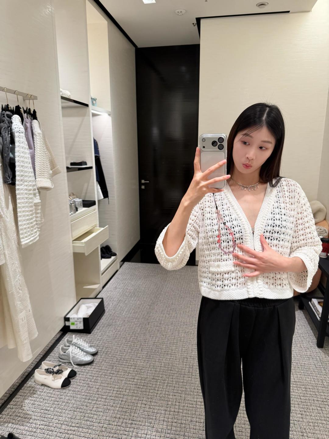 &yen; 140【我们出品】预售月底出货，ZP7920，量大咨询客Fu❗️

【香 珍珠星星水钻流苏项链】26C早春最新款系列！巨巨巨火爆🔥银色链条搭配经典双C+星星+水滴形水钻吊坠！设计感满满❗️不对称流苏吊坠灵动又有层次感💫无论单戴还是叠戴都很出彩！轻松点亮日常穿搭！时髦精们必入❗️