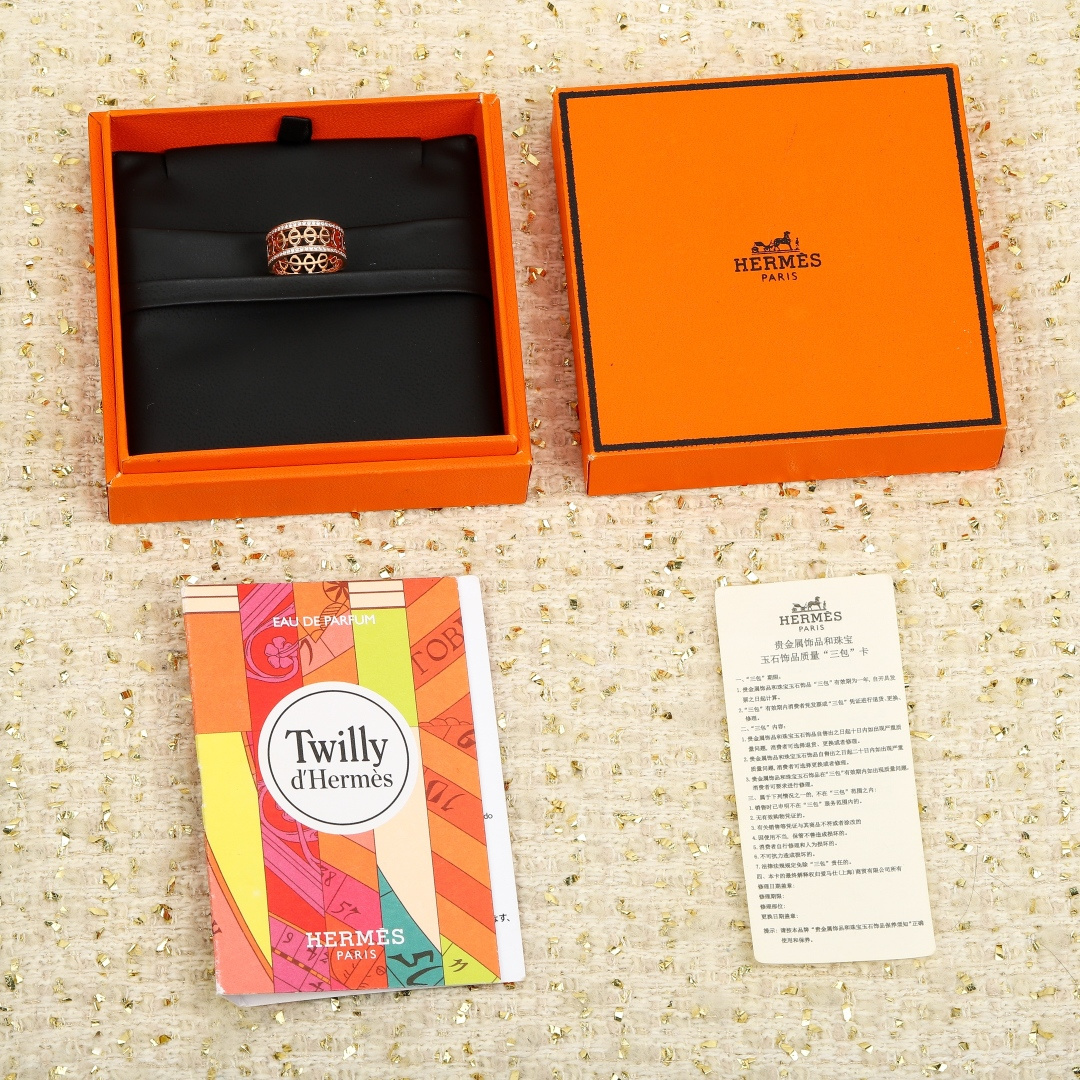 【】猪鼻子戒指 ，可订做18K真金真钻版，只做对版真金货，价询客Fu明星、网红、名媛都难以抗拒！酷劲十足