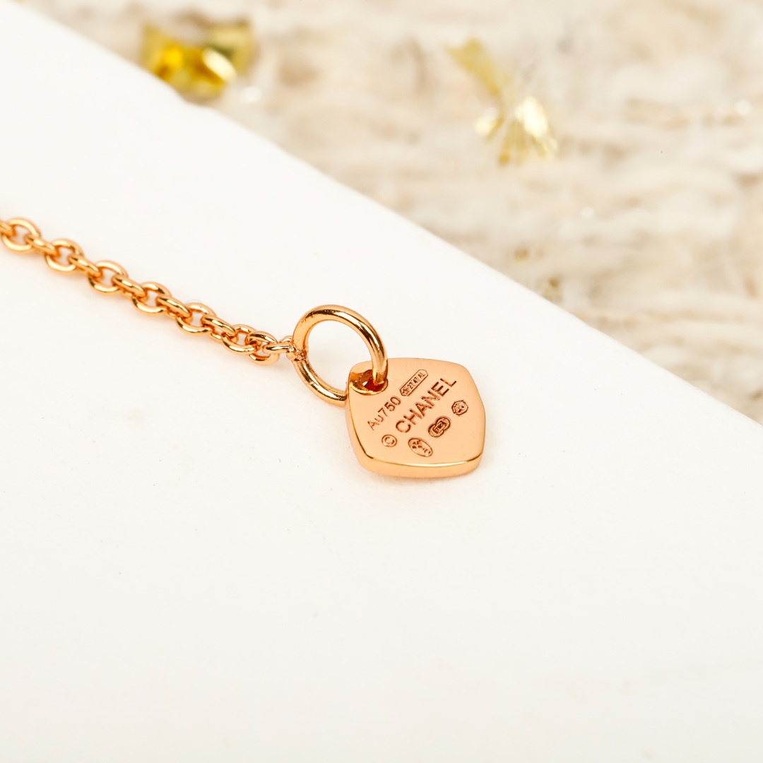 【】coco小金豆项链 ，可订做18K真金真钻版，只做对版真金货，价询客Fu受绗缝图案启发的系列，这是自