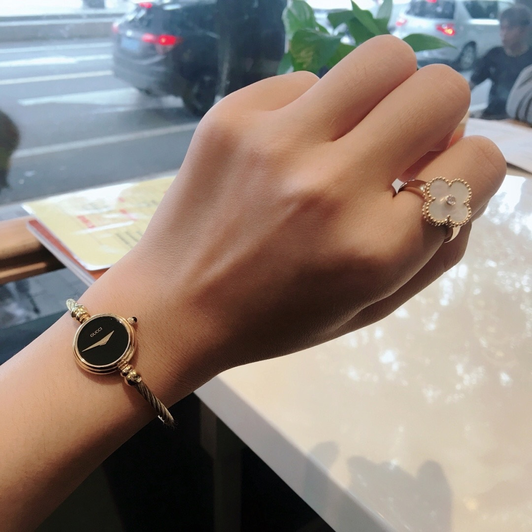 【VCA四叶草带钻戒指】 官网27100+ VC@经典带钻四叶草戒指 可订做真金真钻版，量大咨询客Fu精