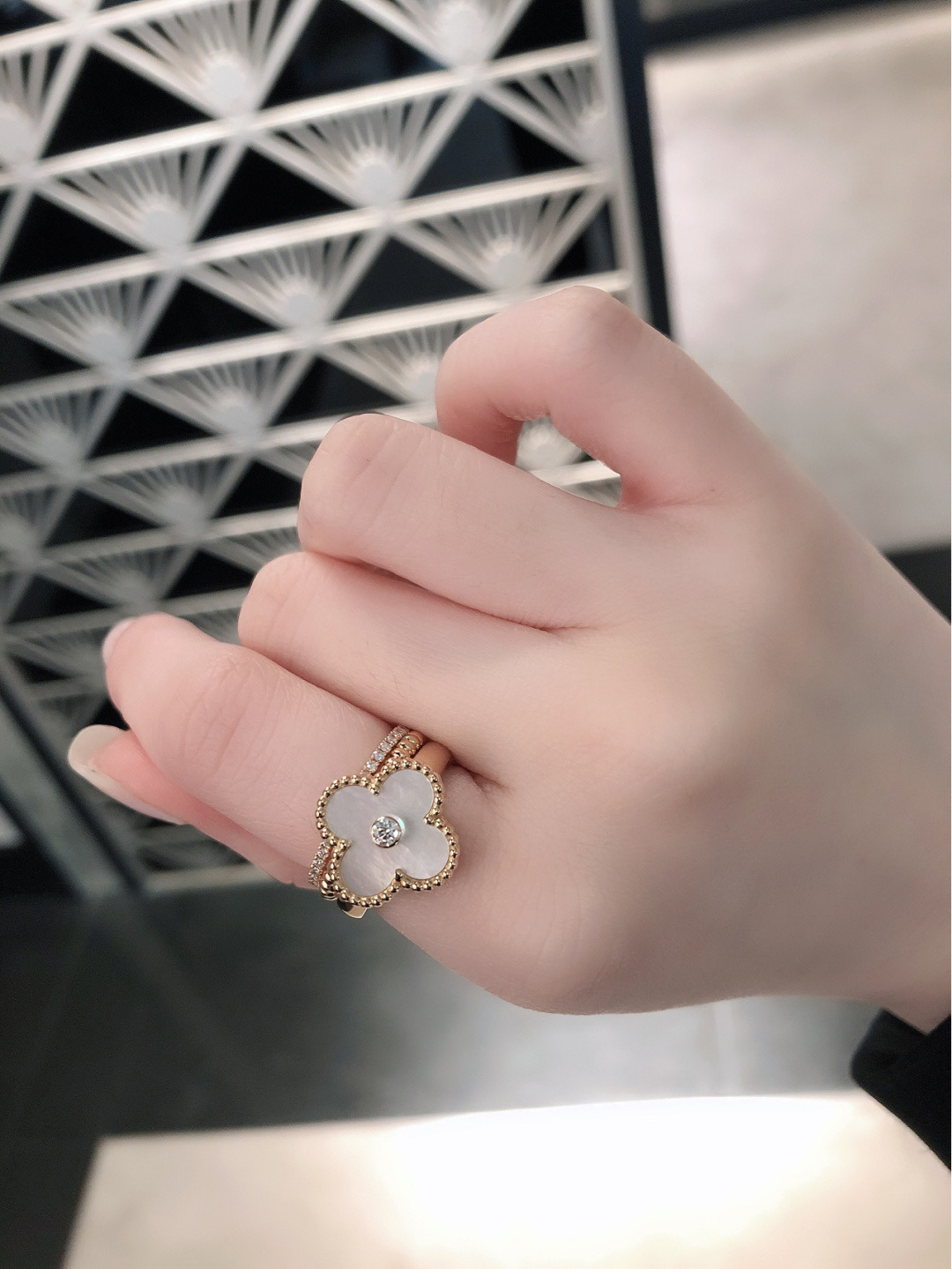 【VCA四叶草带钻戒指】 官网27100+ VC@经典带钻四叶草戒指 可订做真金真钻版，量大咨询客Fu精