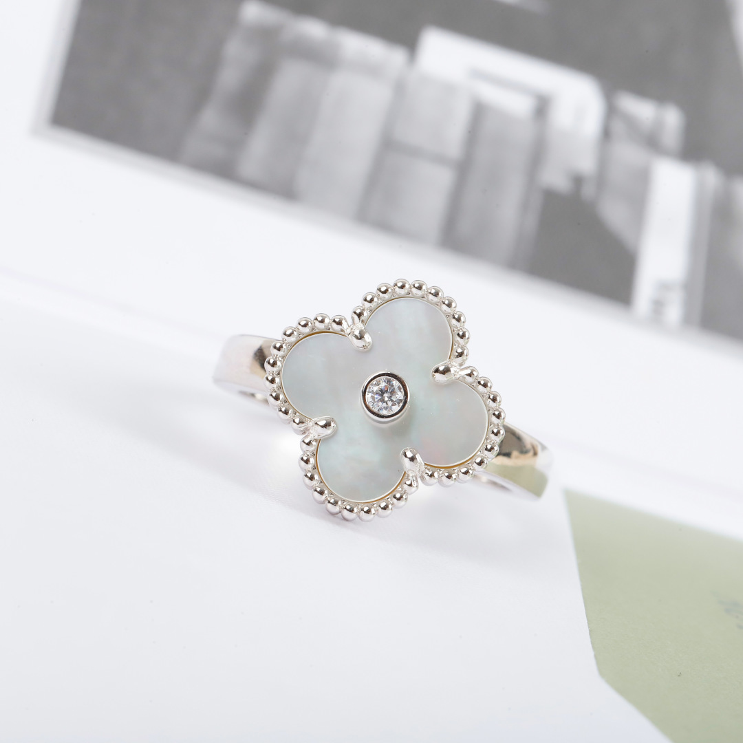 【VCA四叶草带钻戒指】 官网27100+ VC@经典带钻四叶草戒指 可订做真金真钻版，量大咨询客Fu精