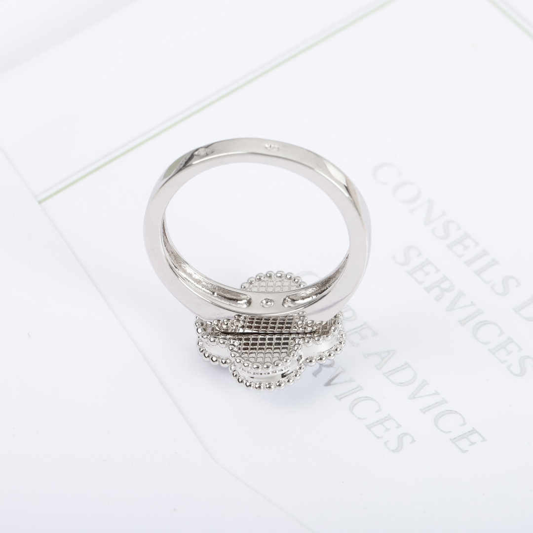 【VCA四叶草带钻戒指】 官网27100+ VC@经典带钻四叶草戒指 可订做真金真钻版，量大咨询客Fu精