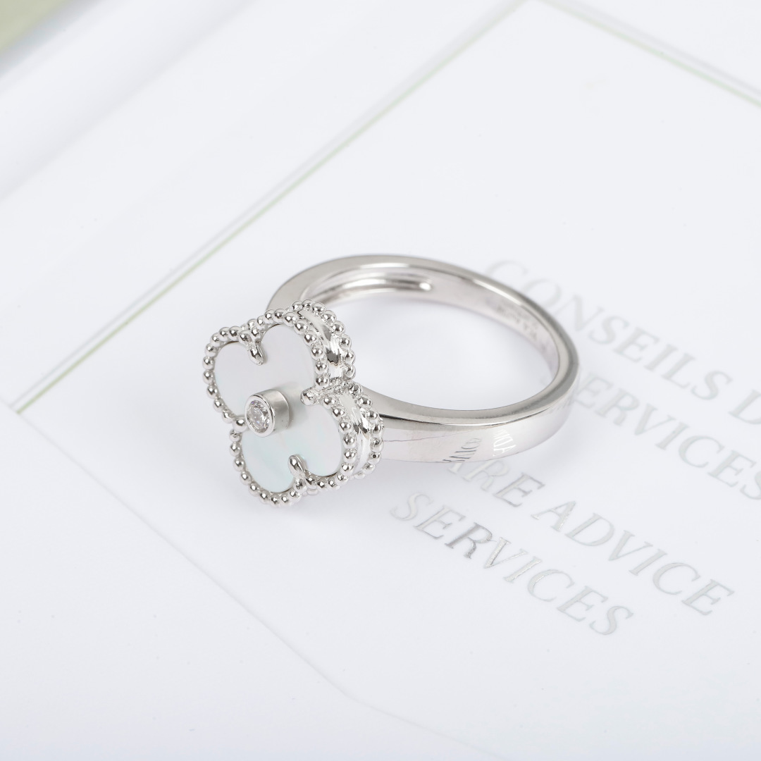 【VCA四叶草带钻戒指】 官网27100+ VC@经典带钻四叶草戒指 可订做真金真钻版，量大咨询客Fu精