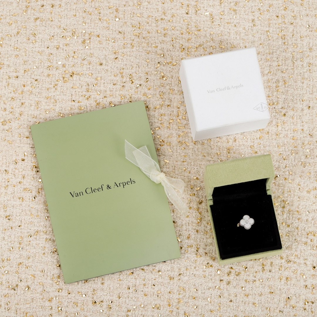 【VCA四叶草带钻戒指】 官网27100+ VC@经典带钻四叶草戒指 可订做真金真钻版，量大咨询客Fu精