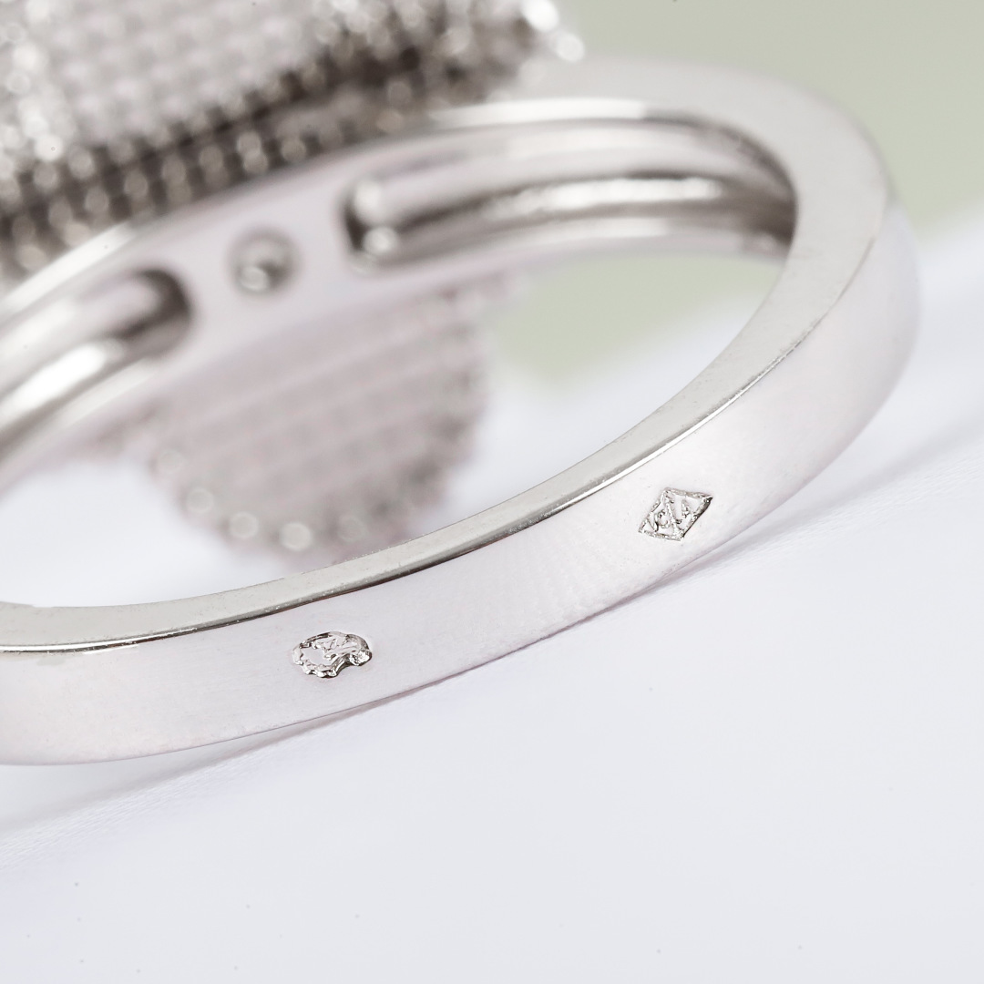 【VCA四叶草带钻戒指】 官网27100+ VC@经典带钻四叶草戒指 可订做真金真钻版，量大咨询客Fu精