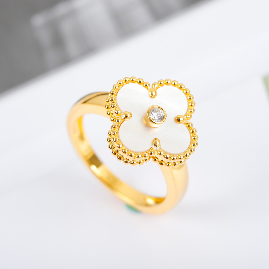 【VCA四叶草带钻戒指】 官网27100+ VC@经典带钻四叶草戒指 可订做真金真钻版，量大咨询客Fu精