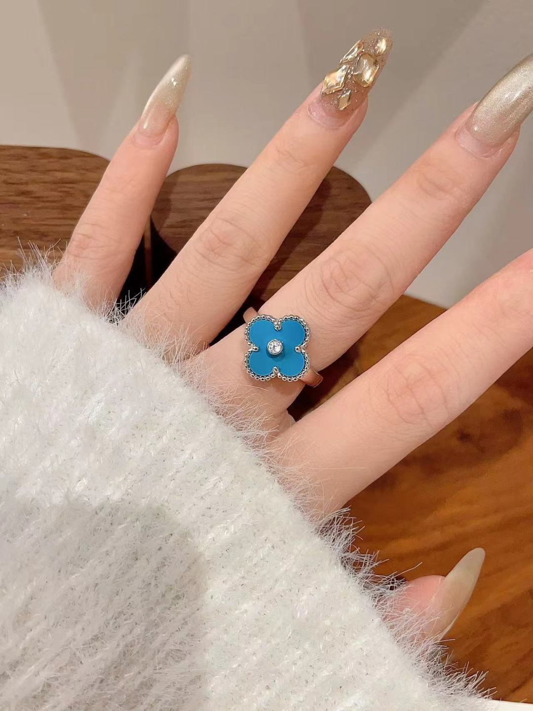 【VCA四叶草带钻戒指】 官网27100+ VC@经典带钻四叶草戒指 可订做真金真钻版，量大咨询客Fu精