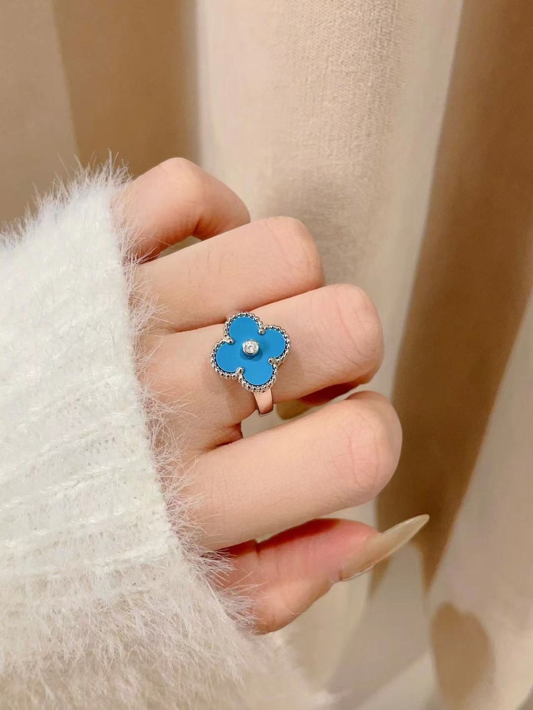 【VCA四叶草带钻戒指】 官网27100+ VC@经典带钻四叶草戒指 可订做真金真钻版，量大咨询客Fu精