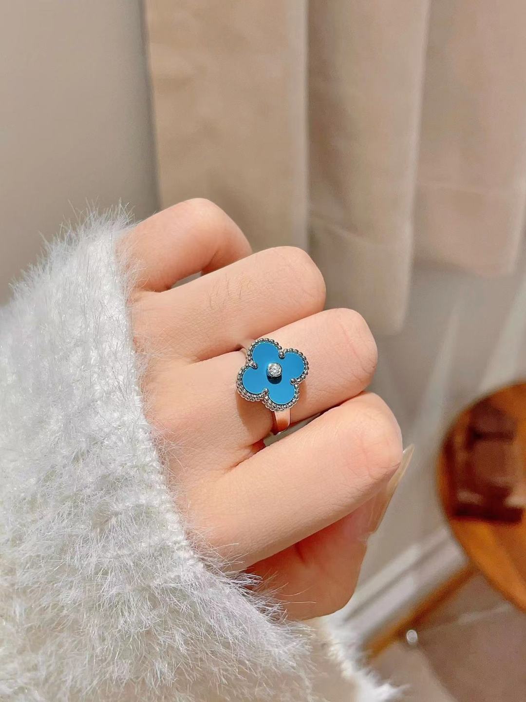 【VCA四叶草带钻戒指】 官网27100+ VC@经典带钻四叶草戒指 可订做真金真钻版，量大咨询客Fu精