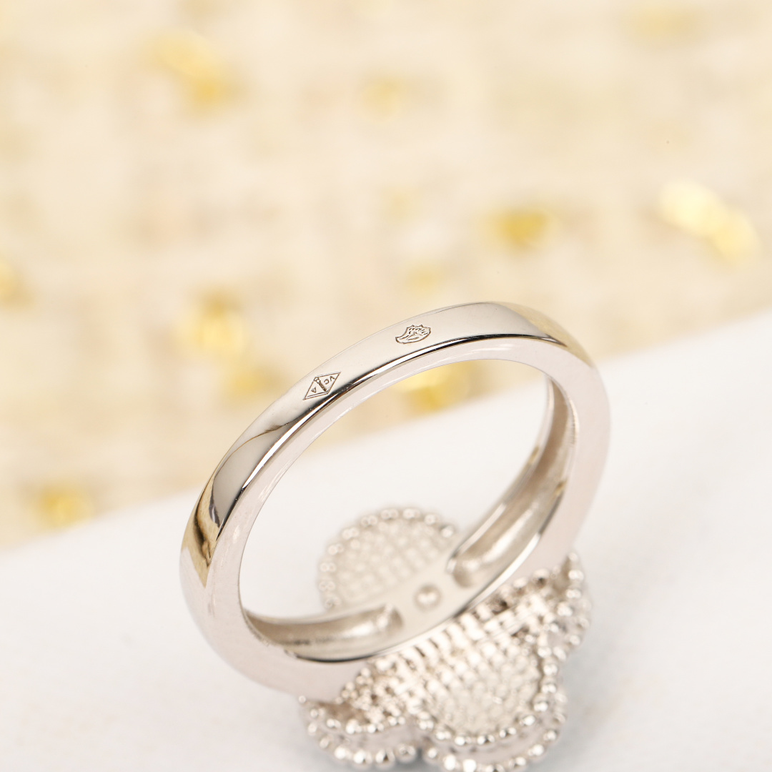 【VCA四叶草带钻戒指】 官网27100+ VC@经典带钻四叶草戒指 可订做真金真钻版，量大咨询客Fu精