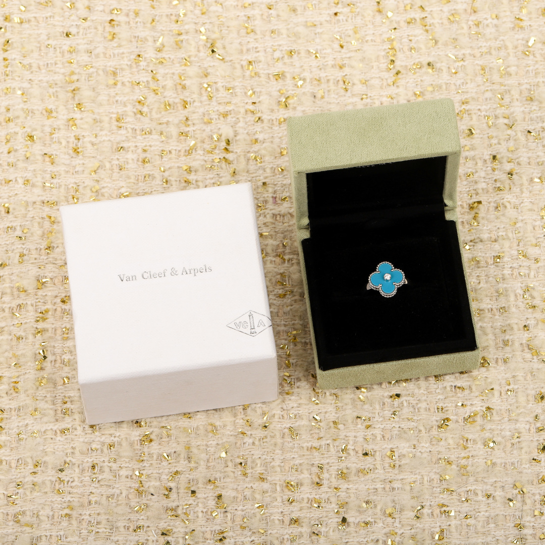 【VCA四叶草带钻戒指】 官网27100+ VC@经典带钻四叶草戒指 可订做真金真钻版，量大咨询客Fu精