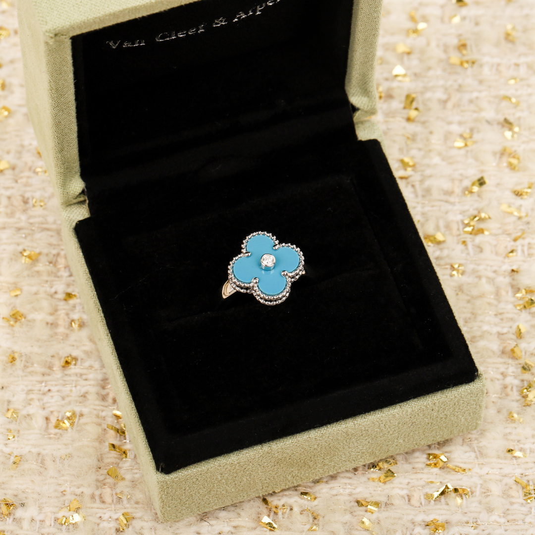 【VCA四叶草带钻戒指】 官网27100+ VC@经典带钻四叶草戒指 可订做真金真钻版，量大咨询客Fu精