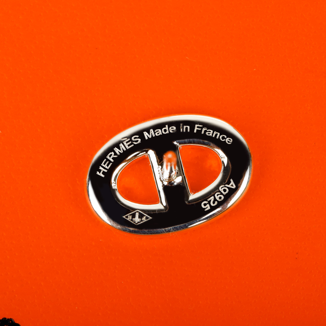 【】猪鼻子耳钉 ，可订做18K真金真钻版，只做对版真金货，价询客Fu明星、网红、名媛都难以抗拒！酷劲十足