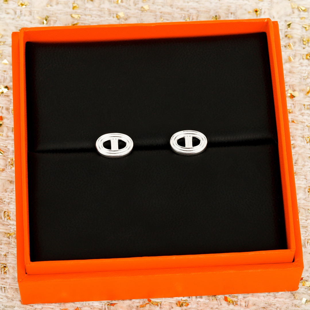 【】猪鼻子耳钉 ，可订做18K真金真钻版，只做对版真金货，价询客Fu明星、网红、名媛都难以抗拒！酷劲十足