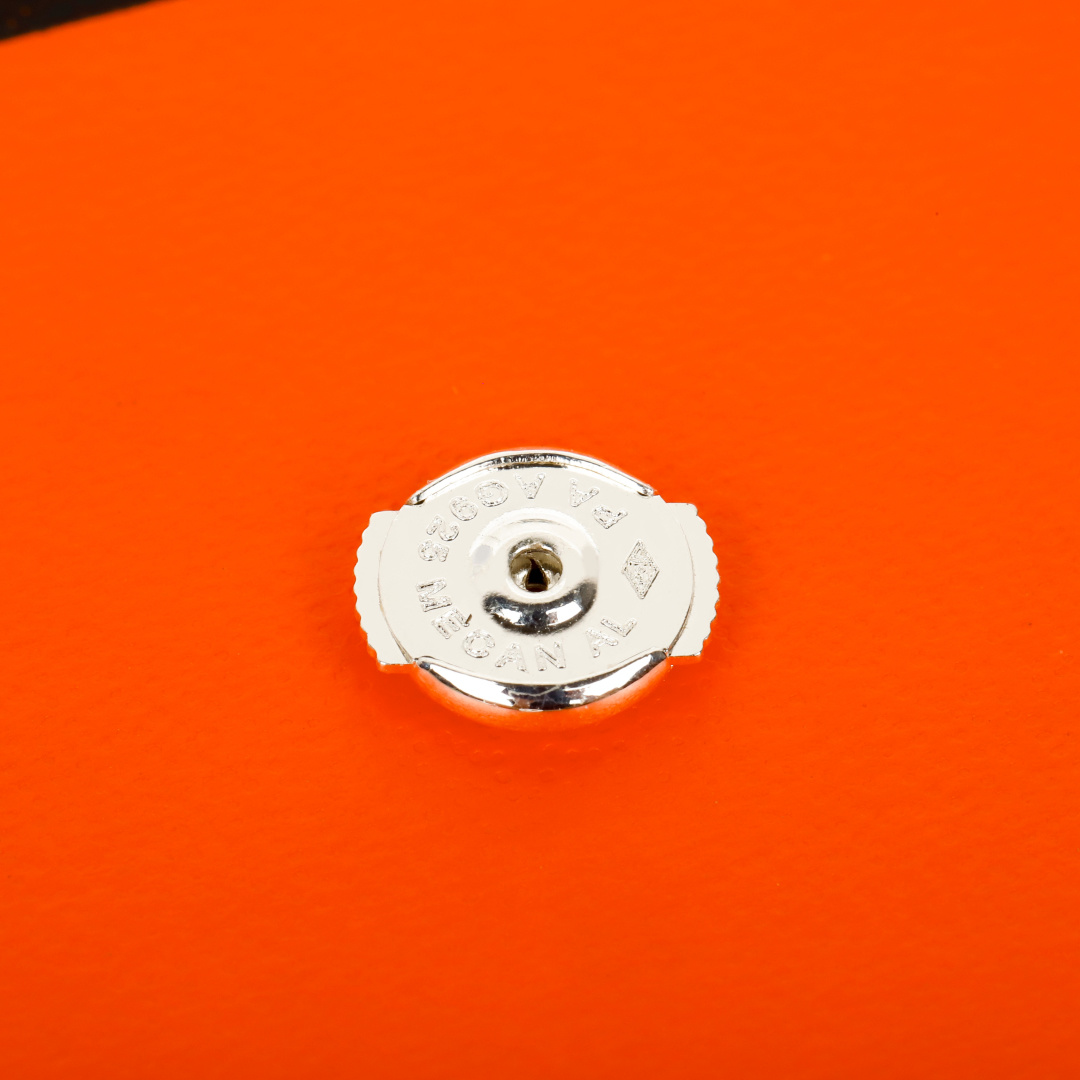 【】猪鼻子耳钉 ，可订做18K真金真钻版，只做对版真金货，价询客Fu明星、网红、名媛都难以抗拒！酷劲十足