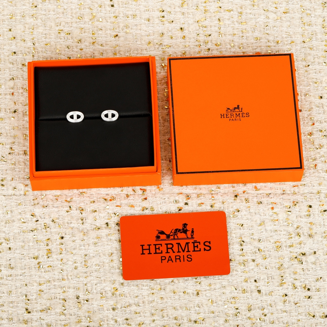 【】猪鼻子耳钉 ，可订做18K真金真钻版，只做对版真金货，价询客Fu明星、网红、名媛都难以抗拒！酷劲十足