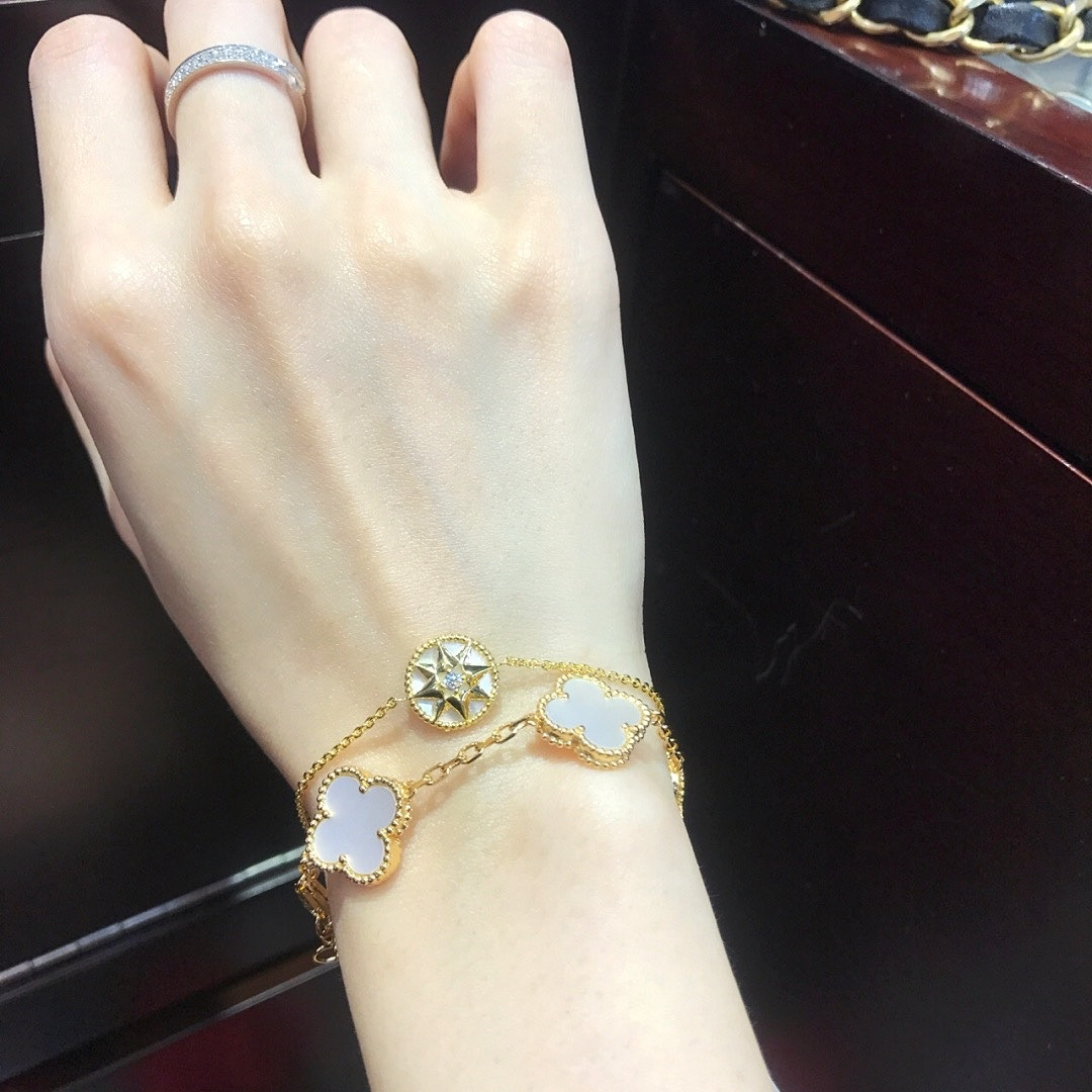 【】罗盘项链 官网16000+ 认准唯一一家真正购入珠宝类官网开发的，可订做真金真钻版，只做对版真金货，