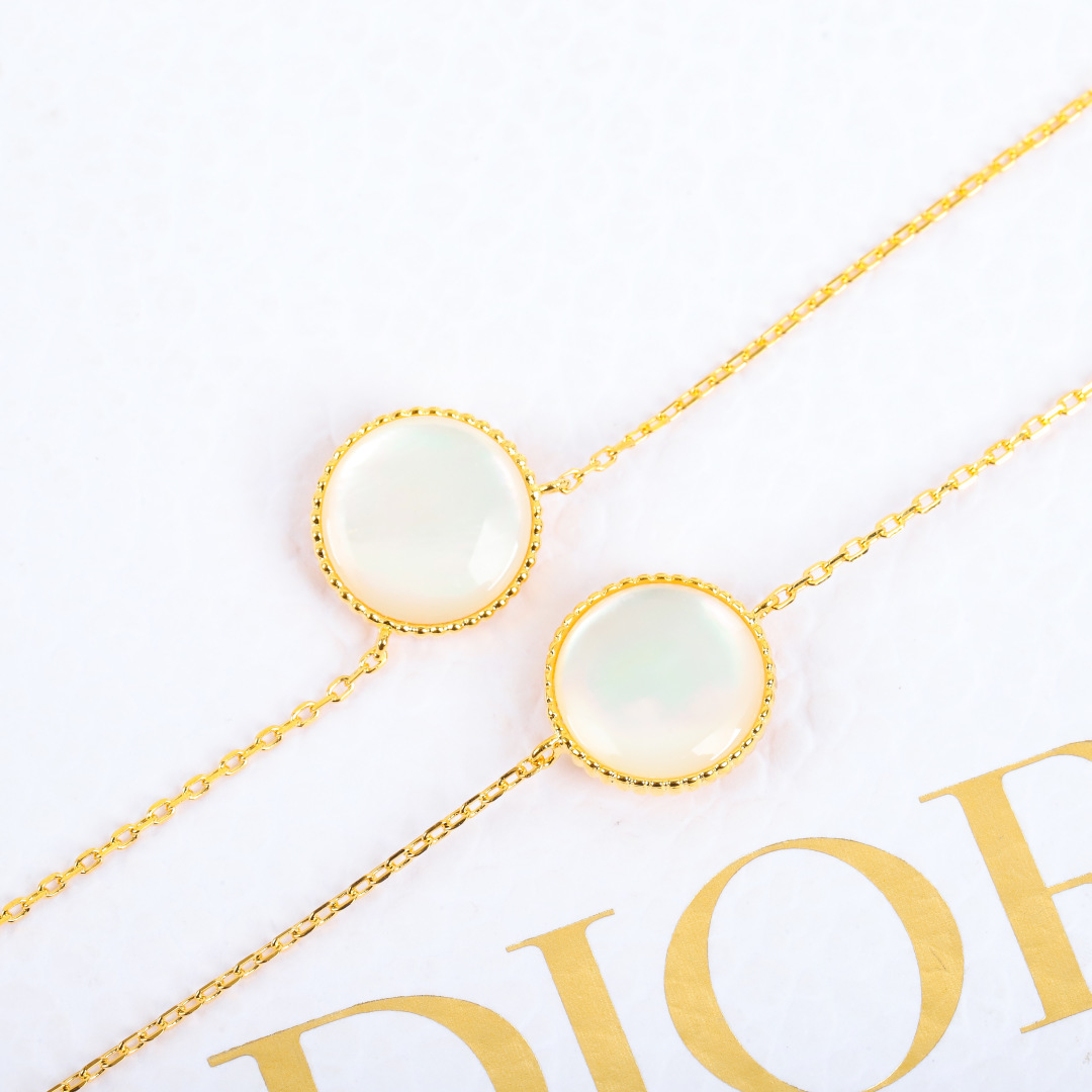 【】罗盘项链 官网16000+ 认准唯一一家真正购入珠宝类官网开发的，可订做真金真钻版，只做对版真金货，