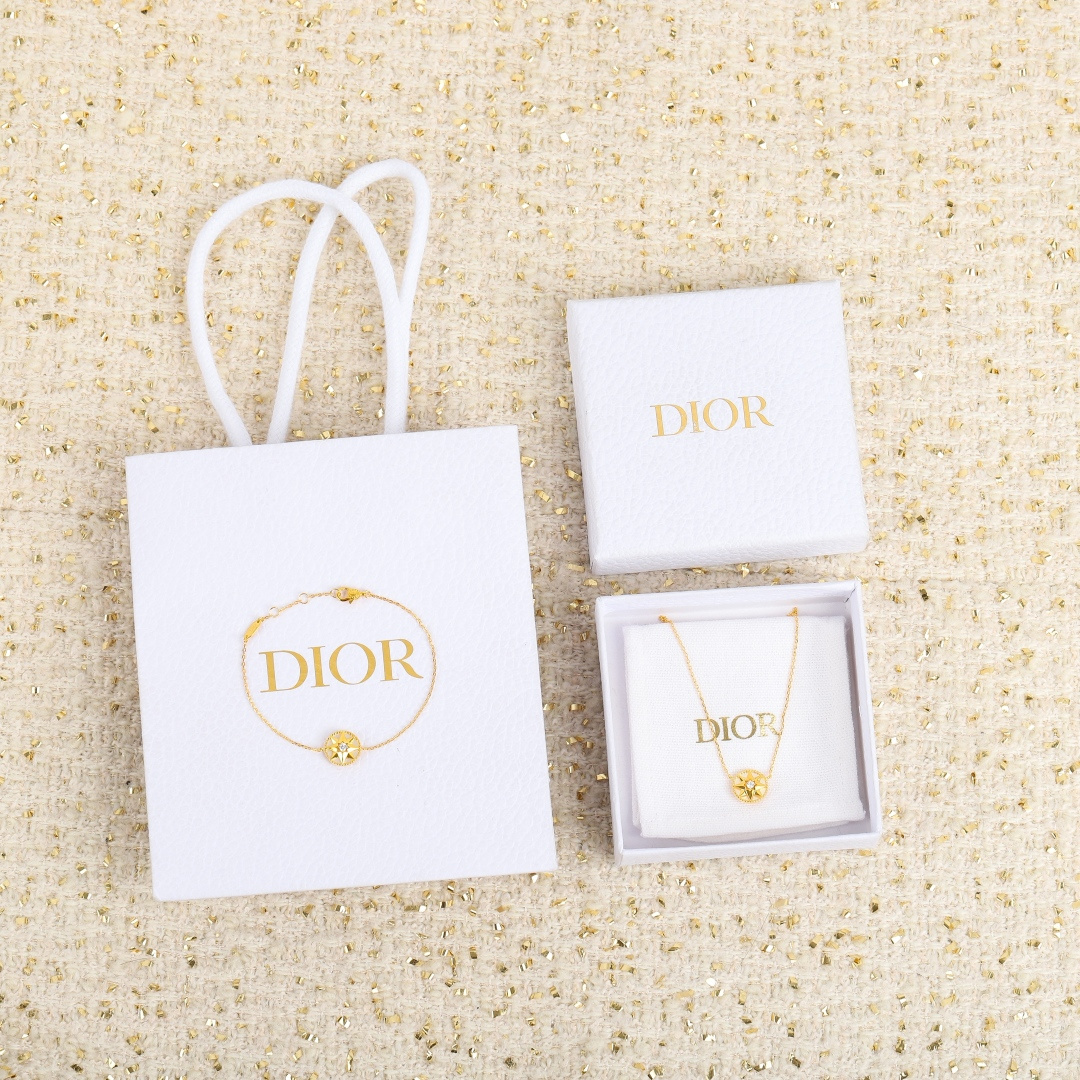 【】罗盘项链 官网16000+ 认准唯一一家真正购入珠宝类官网开发的，可订做真金真钻版，只做对版真金货，