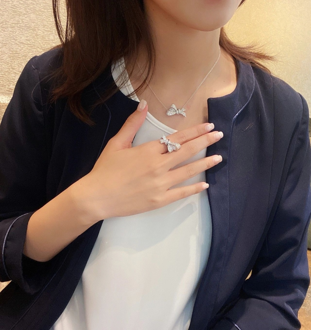 【】 蝴蝶结项链，可订做真金真钻，只做对版官网真金货，Pk市面各种金货❗️量大咨询客FuTilda‘s 