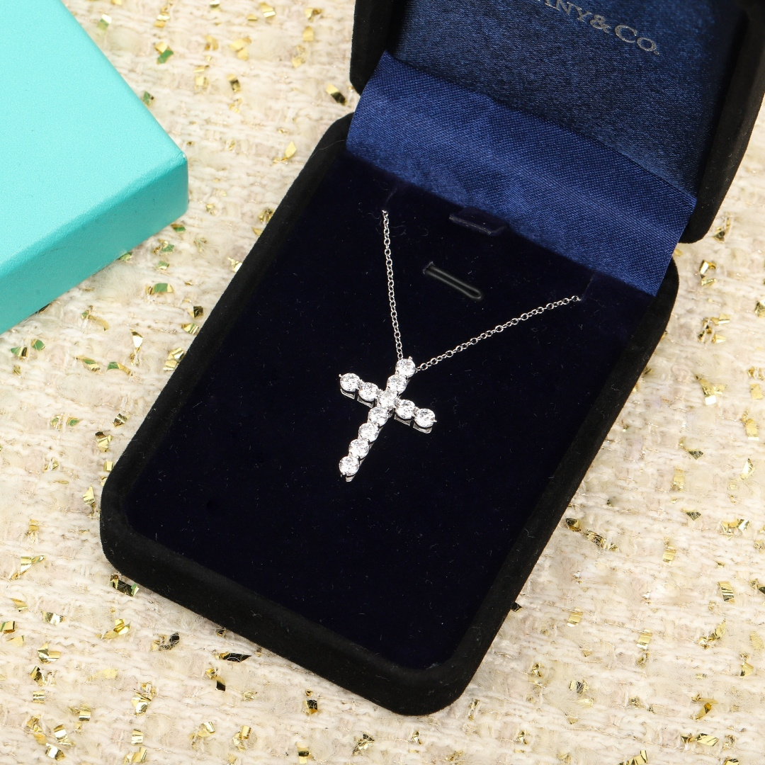 【】十字架✝️项链，可订做18K真金真钻版，只做对版真金货，价询客Fu简约，时尚，大气，非常适合双层搭配