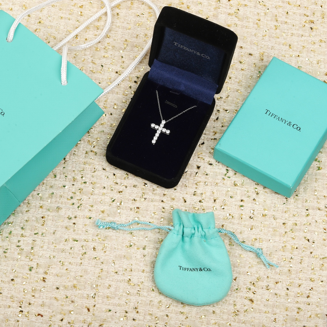 【】十字架✝️项链，可订做18K真金真钻版，只做对版真金货，价询客Fu简约，时尚，大气，非常适合双层搭配