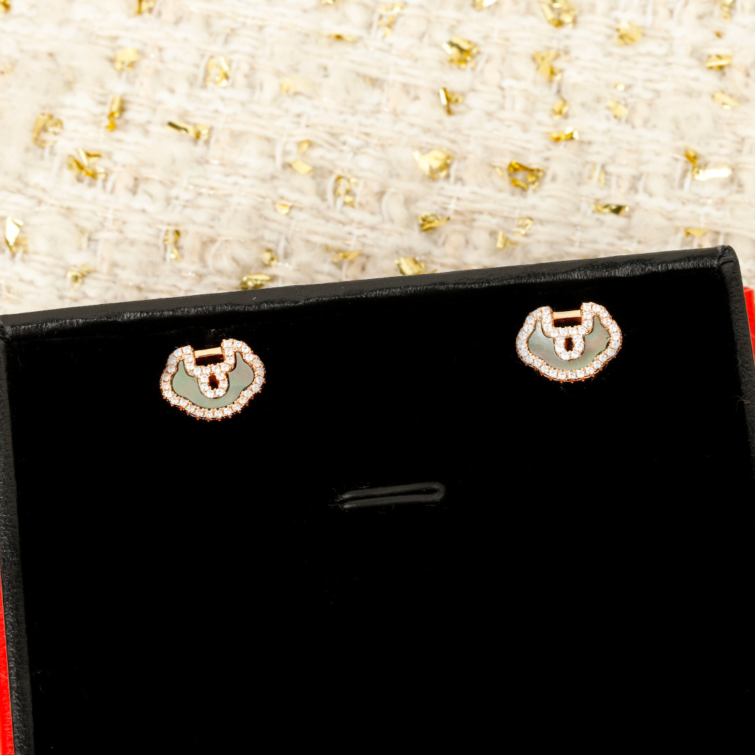 【】如意锁耳钉，可订做真金真钻，只做对版官网真金货，Pk市面各种金货❗️量大咨询客FuPetite Yu