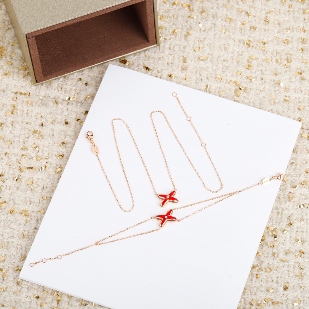 【】 liens交叉项链官网10800，认准唯一一家购入珠宝类官网开发的，可以订制真金真钻，量大咨询客F