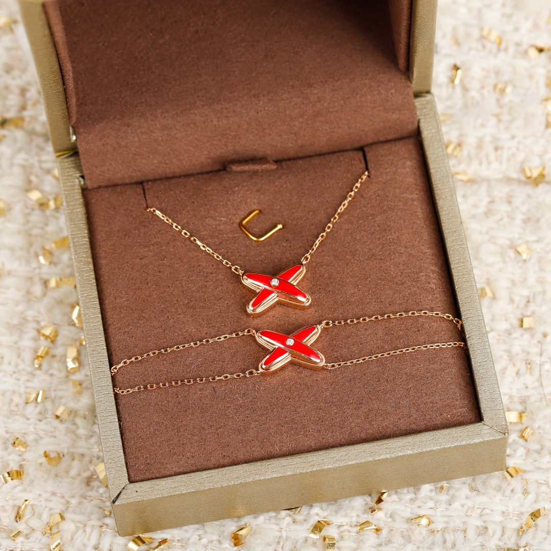 【】 liens交叉项链官网10800，认准唯一一家购入珠宝类官网开发的，可以订制真金真钻，量大咨询客F