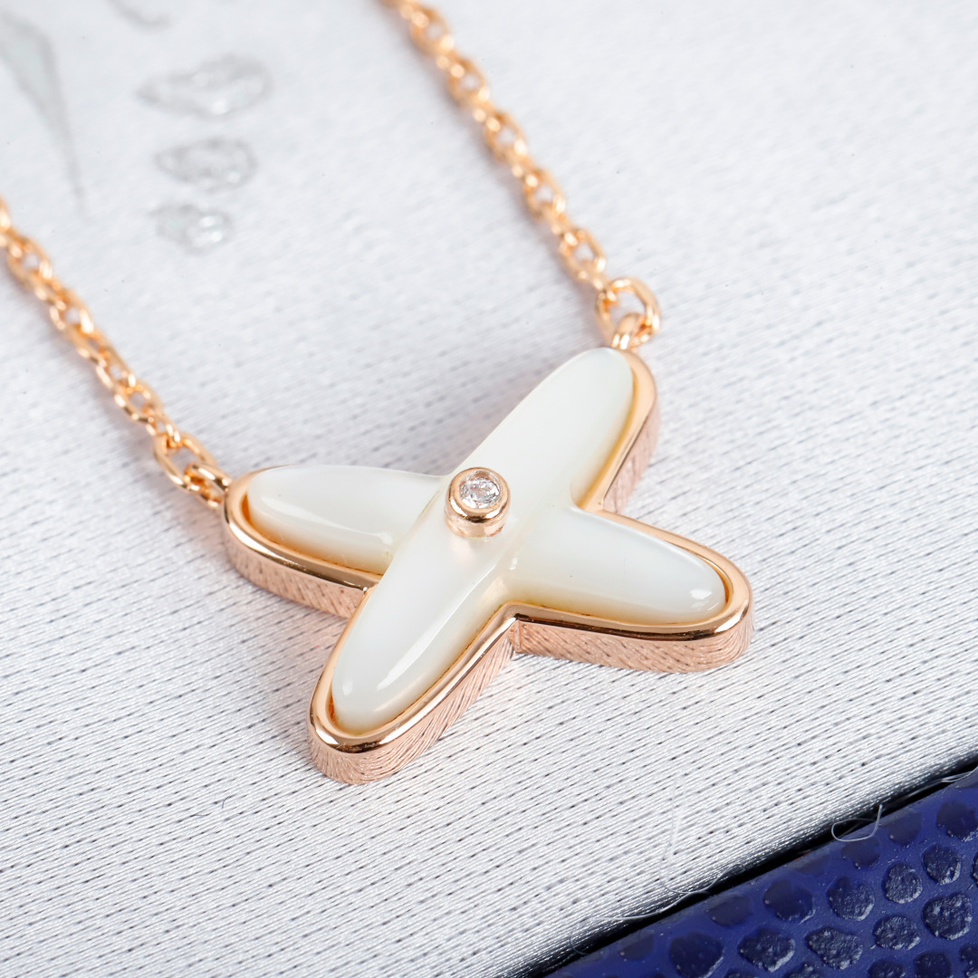 【】 liens交叉项链官网10800，认准唯一一家购入珠宝类官网开发的，可以订制真金真钻，量大咨询客F