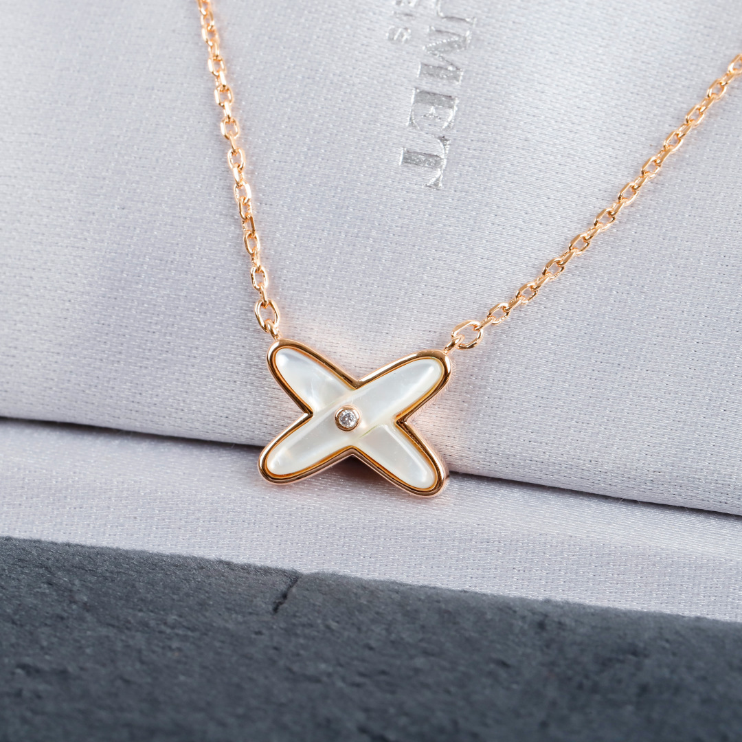 【】 liens交叉项链官网10800，认准唯一一家购入珠宝类官网开发的，可以订制真金真钻，量大咨询客F